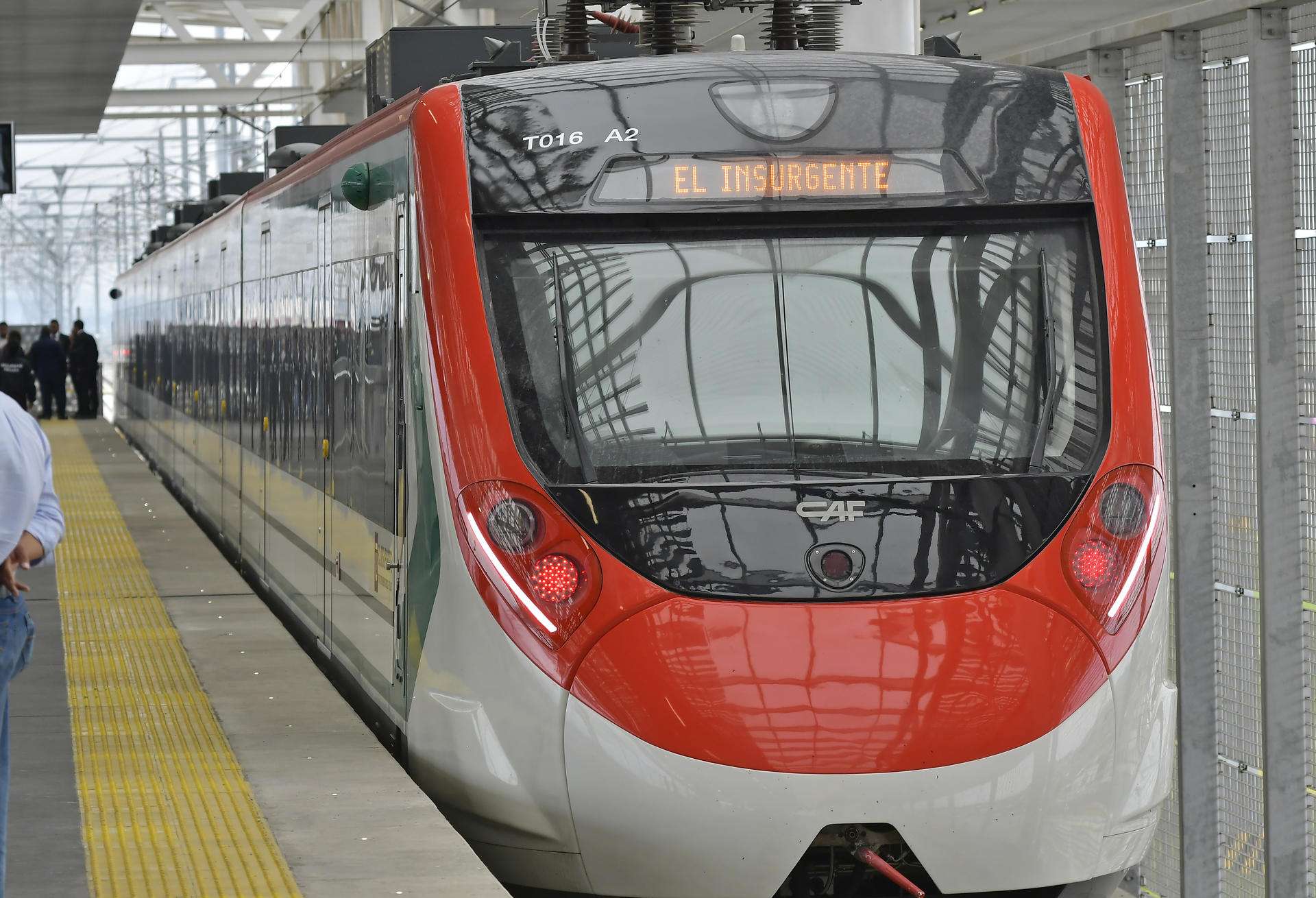 López Obrador inaugura la primera etapa del tren México-Toluca tras nueve años de obra