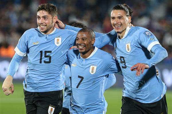 Nicolás de la Cruz (c) de Uruguay celebra su gol con Federico Valverde (i) y Darwin Nuñez hoy, en un partido de las Eliminatorias Sudamericanas para la Copa Mundial de Fútbol 2026 entre Uruguay y Chile, en el estadio Centenario en Montevideo (Uruguay). EFE/ Gastón Britos