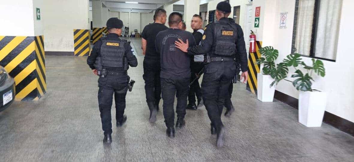 Agentes de la PNC fueron detenidos, acusados de dos delitos