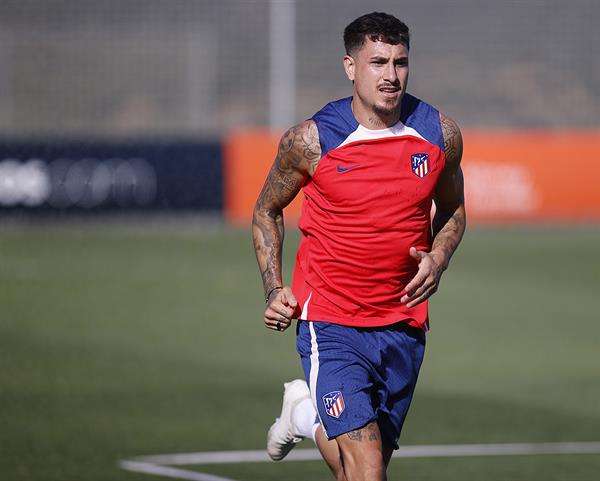 El uruguayo José María Giménez, central del Atlético de Madrid que aún no ha podido estrenarse en la presente campaña liguera, apunta a que estará en condiciones de entrar en los planes de Diego Pablo Simeone para el partido en Mestalla ante el Valencia, mientras que el esloveno Jan Oblak y el montenegrino Stefan Savic se incorporaron a la disciplina rojiblanca tras los partidos con sus respectivas selecciones.