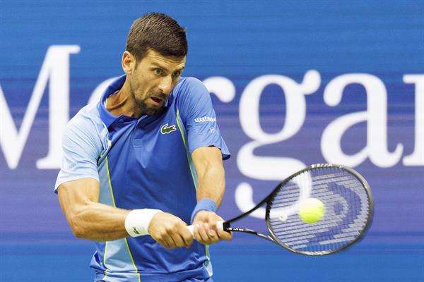 Novak Djokovic de Serbia devuelve el balón a Borna Gojo de Croacia durante su cuarta ronda en el Campeonato Abierto de Tenis de EE.UU. en el Centro Nacional de Tenis de la USTA en Flushing Meadows, Nueva York. EFE/EPA/CJ GUNTHER