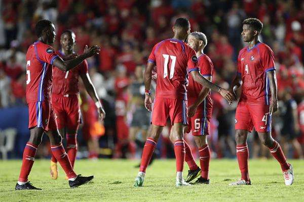 Jugadores de Panamá celebra al final hoy, de un partido de la Liga Naciones de la Concacaf entre Panamá y Martinica en el estadio Universidad Latina en Penonomé (Panamá). EFE/ Bienvenido Velasco