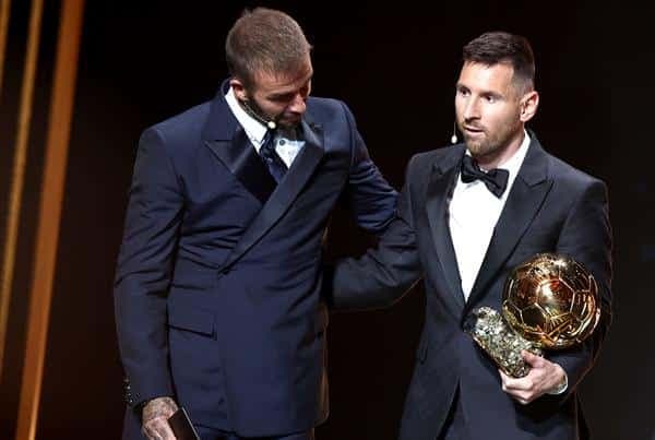 El argentino Lionel Messi jugador del Inter Miami de la MLS recibe el Balón de Oro de manos del exjugador David Beckham EFE/EPA/MOHAMMED BADRA