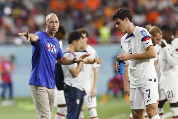 El seleccionador de los Estados Unidos Gregg Berhalter habla con el jugador Giovanni Reyna. Foto de archivo. EFE/ Esteban Biba