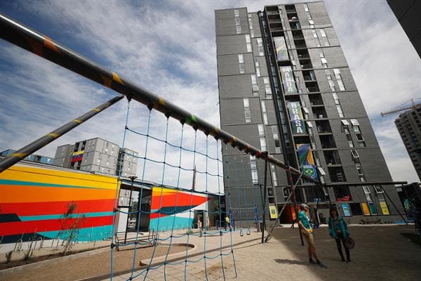 Deportistas recorren la Villa Panamericana de los Juegos Panamericanos 2023 hoy, en Santiago (Chile). Más de 20 mil raciones diarias para los deportistas y los oficiales de cada delegación entregadas en una carpa de 6.600 metros cuadrados, la longitud de una cancha de fútbol, en cerca de dos mil mesas son algunas de las asombrosas cifras del comedor de la Villa Panamericana de Santiago 2023. EFE/ Sashenka Gutiérrez