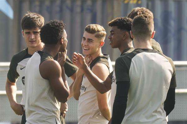El mediocampista del Barcelona Fermín López (c) junto a sus compañeros durante el entrenamiento previo al partido contra el Granada. EFE/ Enric Fontcuberta