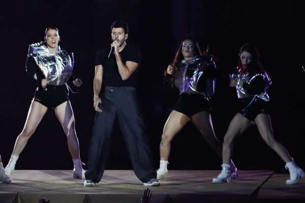 El cantante colombiano Sebastián Yatra se presenta en la inauguración de los Juegos Panamericanos 2023 hoy, en el estadio Nacional en Santiago (Chile). EFE/Carlos Ortega