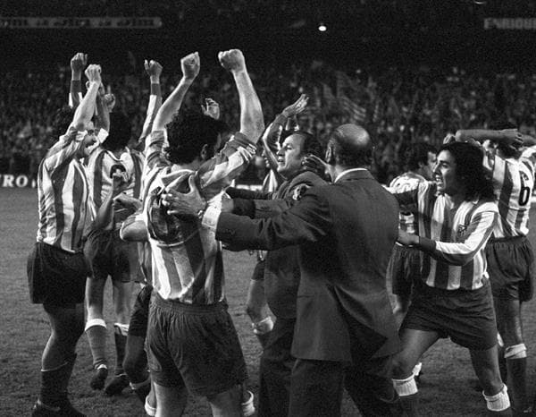 Los jugadores del Atlético de Madrid, celebran el pase a la final de la Copa de Europa, tras ganar 2 -0 al Celtic de Glasgow, disputado en el estadio Vicente Calderón, el 24 de abril de 1974. EFE