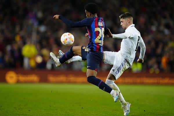LaLiga Fede Valverde (d) centrocampista uruguayo del Real Madrid disputa una posesión con el defensa barcelonista Alejandro Balde, en una foto de archivo. EFE/ Alejandro García