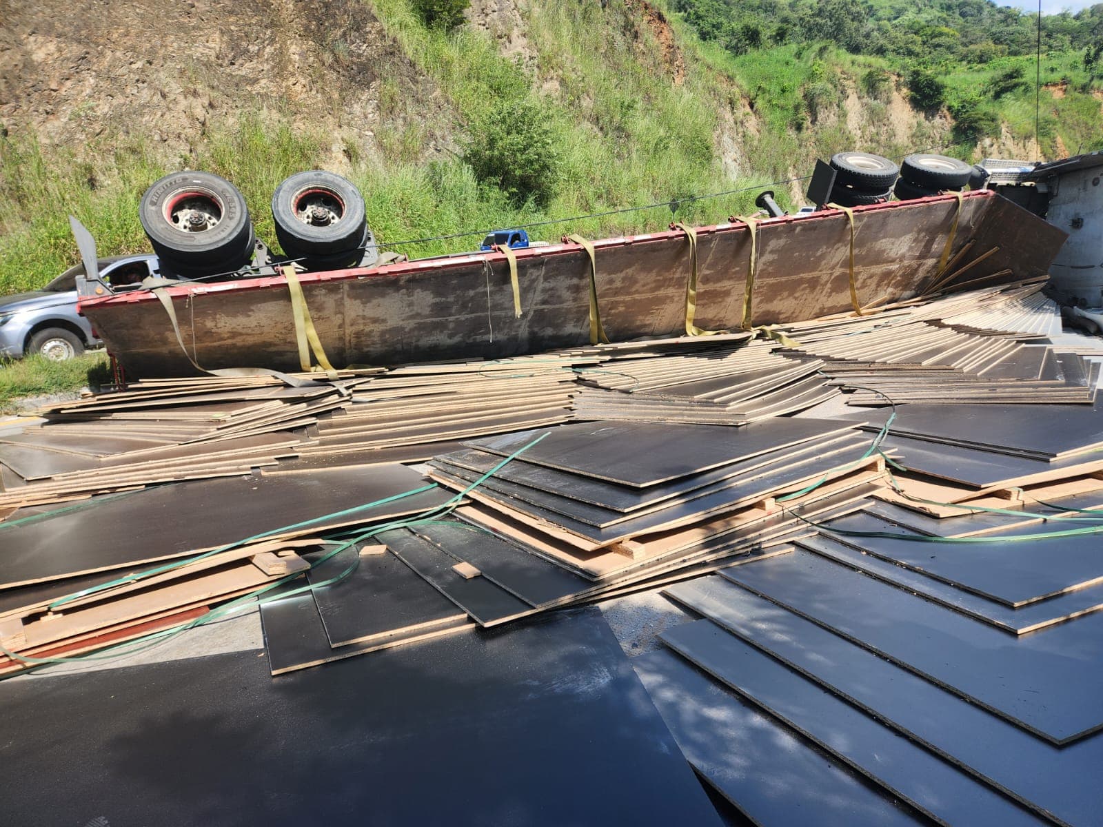 Tráiler sufre accidente en km 35 de ruta al Atlántico CA-9 Norte
