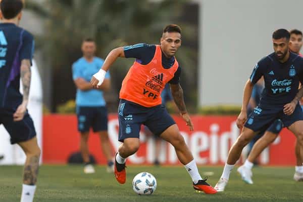 Los jugadores argentinos siguen "ilusionados" en el romance con la afición local