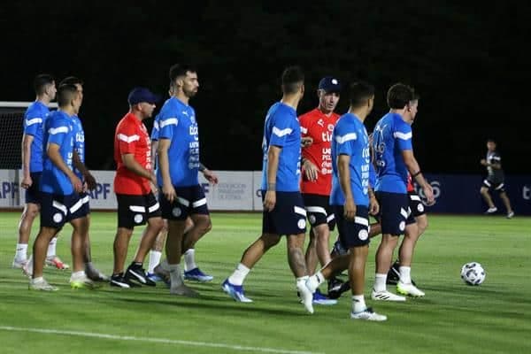 Jugadores de la selección paraguaya de fútbol asisten a un entrenamiento hoy, en Asunción (Paraguay). EFE/Christian Alvarenga