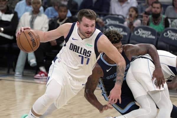 NBa Luka Doncic (i) de los Dallas Mavericks elude la marca de Marcus Smart de los Memphis Grizzlies, este 30 de octubre de 2023. EFE/Karen Pulfer Focht