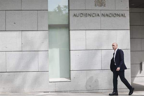 La Comisión Disciplinaria de la FIFA ha suspendido durante tres años a Luis Rubiales, expresidente de la Federación Española de Fútbol (RFEF), de todas las actividades relacionadas con el fútbol a nivel nacional e internacional,