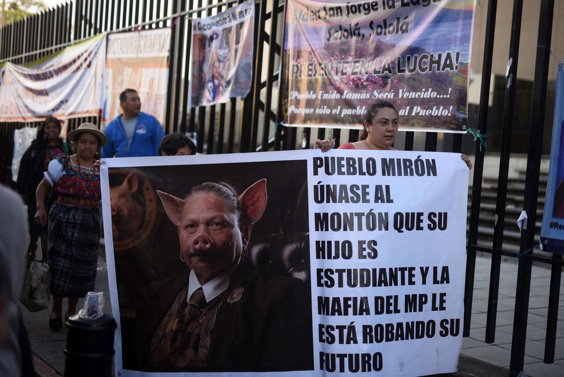 La fiscal general de Guatemala se aferra a su puesto mientras crece el rechazo en su contra