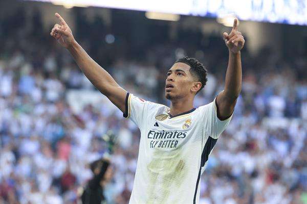 El centrocampista inglés del Real Madrid Jude Bellingham celebra tras marcar el 2-0 durante el partido de Liga EA Sports que el Real Madrid y el Osasuna disputaron en el estadio Santiago Bernabéu de Madrid. EFE/ZIPI ARAGON
