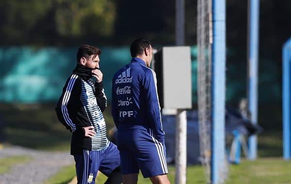 Fotografía de archivo en la que se registró al capitán de la selección argentina de fútbol, Lionel Messi (i), al hablar con el seleccionador del equipo, Lionel Scaloni, durante una concentración, en las instalaciones de la Asociación del Fútbol Argentino (AFA), en Buenos Aires (Argentina). EFE/David Fernández