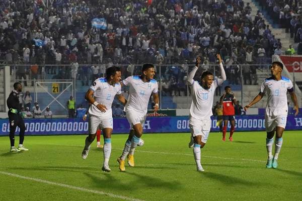 Jugadores de Honduras celebran un gol contra Cuba hoy, en un partido de la Liga de Naciones de la Concacaf en el estadio Chelato Uclés, en Tegucigalpa (Honduras). EFE/Gustavo Amador