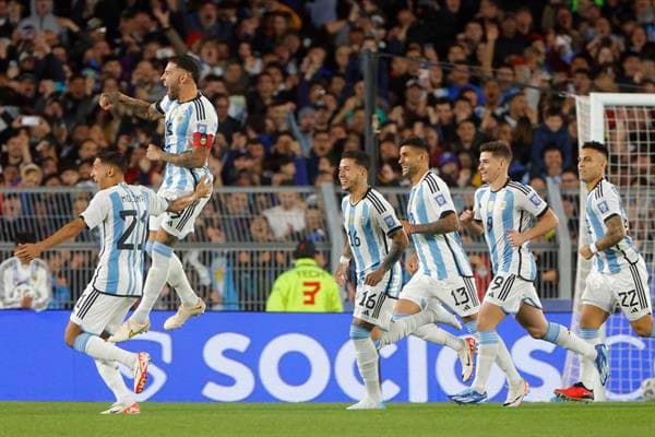 Nicolás Otamendi (arriba) de Argentina celebra su gol hoy, en un partido de las Eliminatorias Sudamericanas para la Copa Mundial de Fútbol 2026 entre Argentina y Paraguay en el estadio Más Monumental, en Buenos Aires (Argentina). EFE/Juan Ignacio Roncoroni