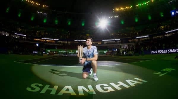 El polaco Hubert Hurkacz posa durante la ceremonia de entrega de trofeos tras vencer en la final contra Andrey Rublev en el Masters de Shanghai, China. EFE/ALEX PLAVEVSKI