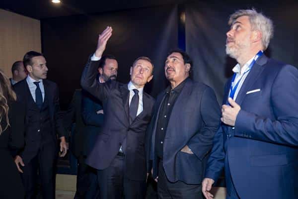 Los ex jugadores del Real Madrid Hugo Sánchez (2d) y Emilio Butragueño (c) asisten a la inauguración del restaurante del Real Madrid llamado Uno, en la zona de Polanco, hoy, en la Ciudad de México. EFE/ Isaac Esquivel