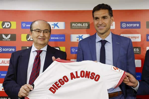 El uruguayo Diego Alonso (d), y el presidente del Sevilla, José Castro (i), durante la presentación del nuevo entrenador sevillista en el estadio Sánchez Pizjuán. EFE/ Julio Muñoz