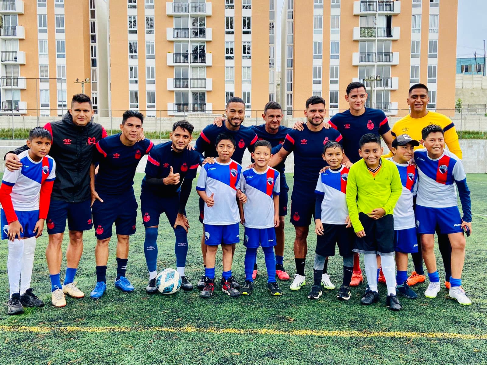 Municipal realizó una convivencia con aficionados cobaneros que asistieron al entrenamiento que realizó el equipo en esa ciudad imperial.