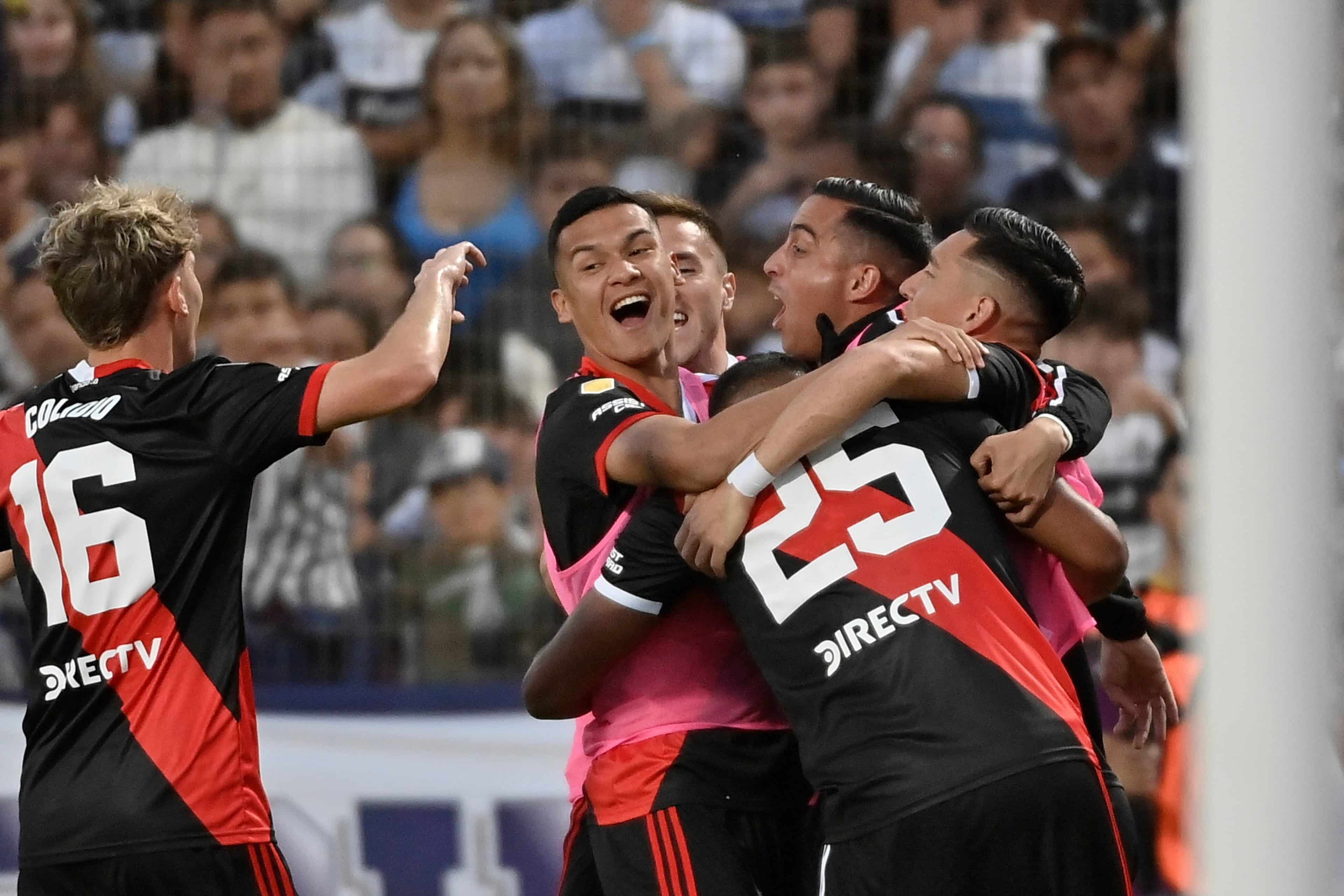 River Plate remontó y venció 2-1 en la cancha de Gimnasia y acaricia los cuartos de final de la Liga Profesional del fútbol argentino.
