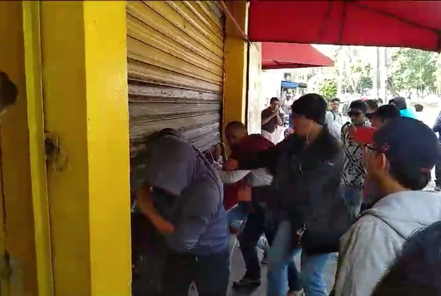 Manifestantes cierran negocios en Mixco