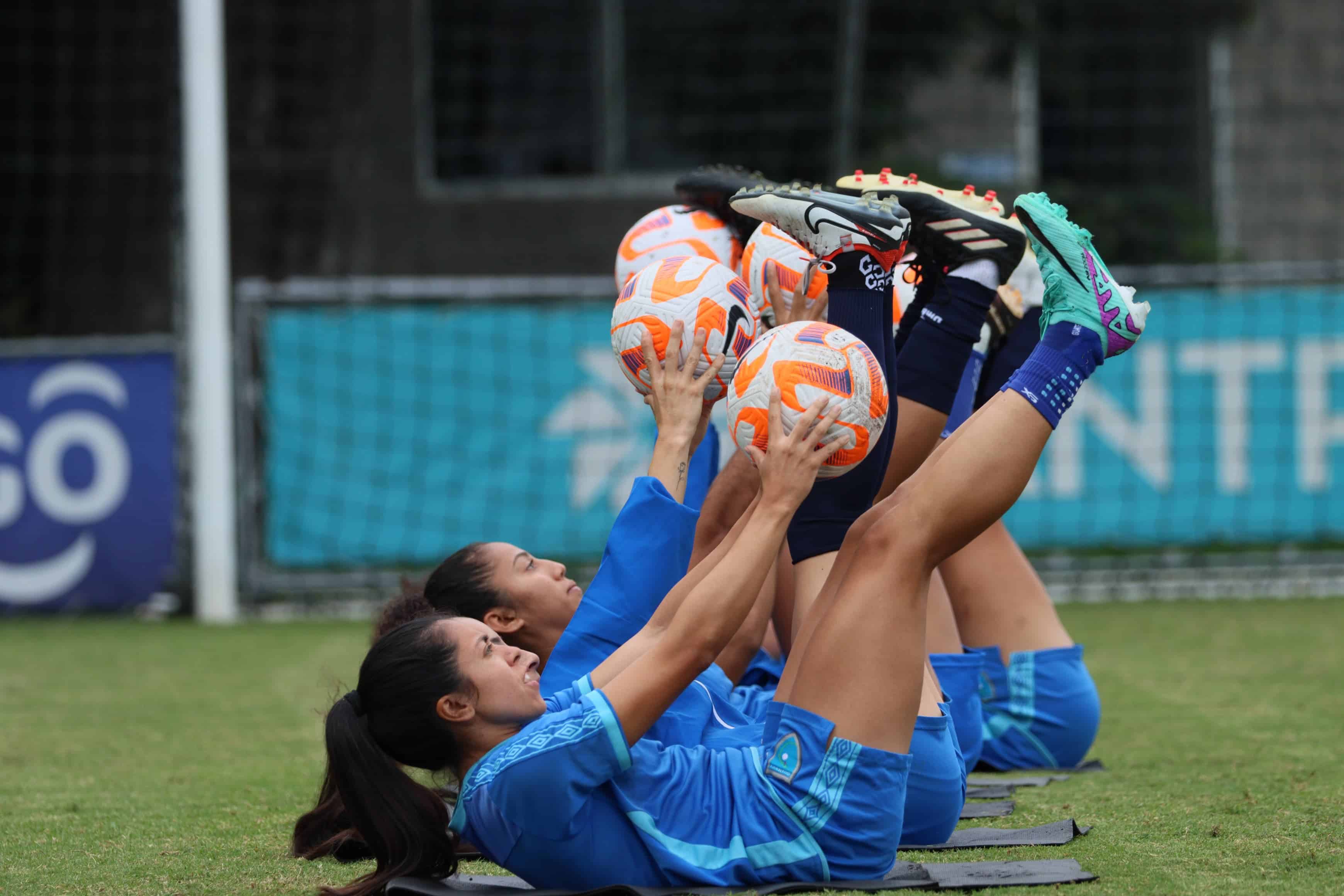 Ana Lucía Martínez jugadora de Selección de Guatemala en el entrenamiento