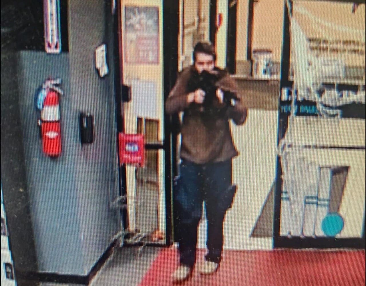 Fotografía cedida hoy por la oficina del Alguacil del Condado Androscoggin que muestra al hombre sospechoso de perpetrar el ataque en Lewiston, Maine (EE.UU.). EFE/Androscoggin County Sheriff's Office