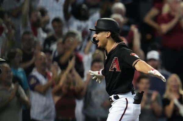 Alek Thomas de los Diamondbacks de Arizona celebra ante los Filis de Filadelfia en el Chase Field, en Phoenix, Arizona (EE.UU.), este 20 de octubre de 2023. EFE/EPA/Allison Dinner