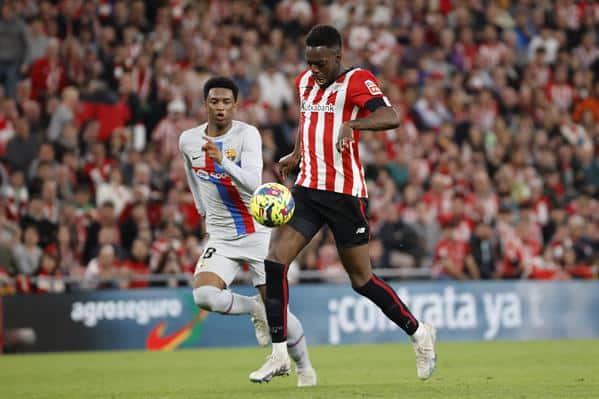 El delantero del Athletic Club, Iñaki Williams (d), controla el balón ante el defensa del FC Barcelona, Alex Balde,en foto de archivo de Luis Tejido.EFE