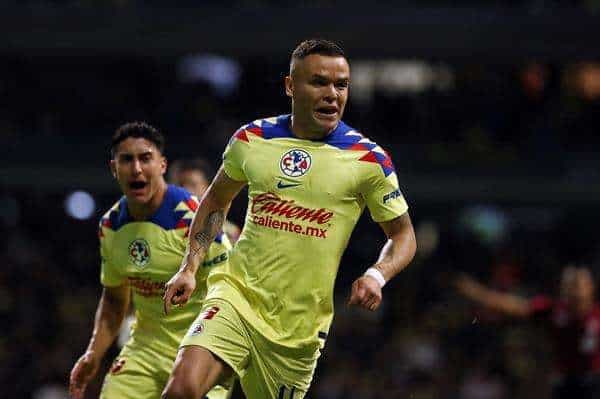 Jonathan Rodríguez del América celebra un gol durante un juego en el estadio Azteca en Ciudad de México (México). EFE/Sáshenka Gutiérrez