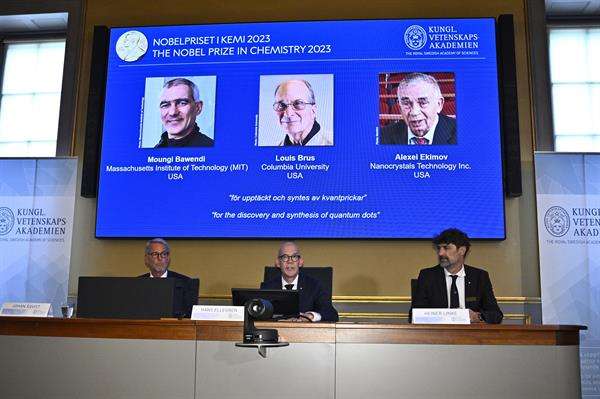 Los científicos Moungi G. Bawendi, Louis E. Brus y Alexei I. Ekimov son los ganadores del Premio Nobel de Química "por el descubrimiento y síntesis de los puntos cuánticos", anunció hoy la Real Academia de las Ciencias Sueca.
