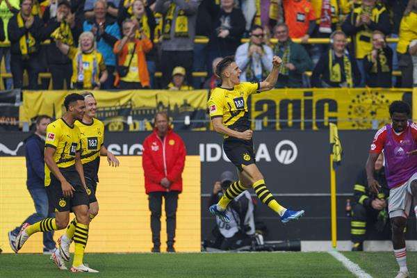 El jugador del Dortmund Nico Schlotterbeck (an acción de saltp) celebra el 2-2. EFE/EPA/CHRISTOPHER NEUNDORF