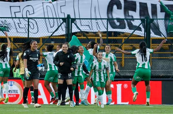 Jugadoras de Atlético Nacional celebran hoy la victoria contra Universidad de Chile, tras el final de un partido por los cuartos de final de la Copa Libertadores Femenina, en el estadio de Techo, en Bogotá (Colombia). EFE/Mauricio Dueñas Castañeda
