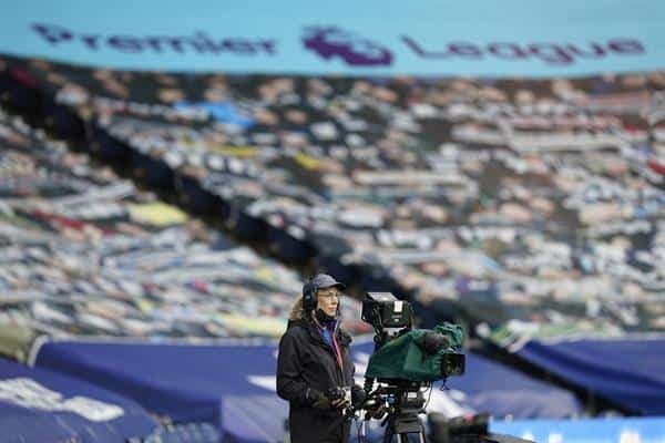 Un camarógrafo de televisión trabaja frente a gradas vacías antes del partido de fútbol de la Premier League inglesa entre West Bromwich Albion y Burnley FC en West Bromwich, Gran Bretaña. EFE/EPA/Tim Keeton/Archivo