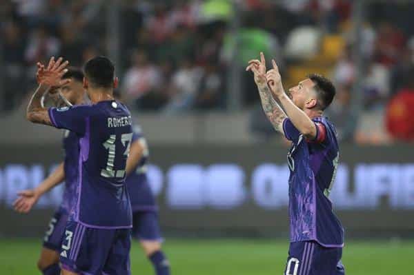 Lionel Messi (d) de Argentina celebra un gol hoy, en un partido de las Eliminatorias Sudamericanas para la Copa Mundial de Fútbol 2026 entre Perú y Argentina en el estadio Nacional de Lima (Perú). EFE/Paolo Aguilar