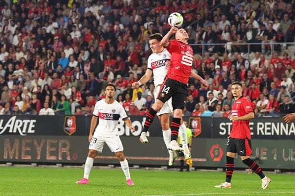 PSG El jugador del Paris Saint Germain Manuel Ugarte Ribeiro (I) y Benjamin Bourigeaud, del Rennes, en acción en Rennes, Francia. EFE/EPA/TERESA SUAREZ