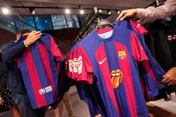 Barcelona y su camiseta de los Rolling Stones causan furor en sus fans