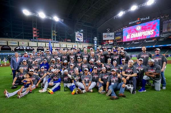 Miembros de los Rangers de Texas posan con el trofeo tras vencer a los Astros de Houston en el Minute Maid Park, en Houston, Texas (EE.UU.), este 23 de octubre de 2023. EFE/EPA/Adam Davis