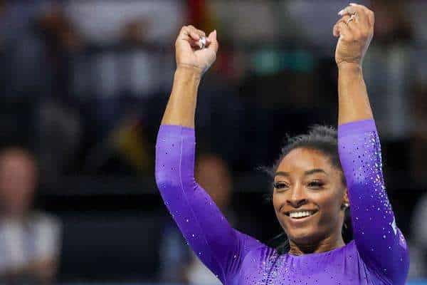 La estadounidense Simone Biles logra la medalla de oro en barra y suelo en los mundiales de gimnasia de Amberes, Bélgica. EFE/EPA/OLIVIER MATTHYS