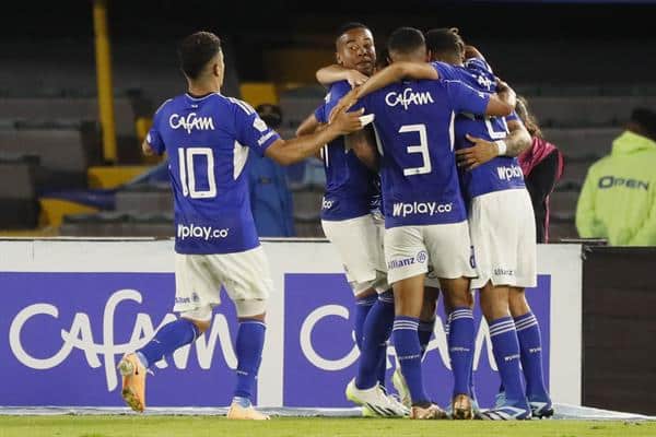 Jugadores de Millonarios fueron registrados este miércoles, 15 de noviembre, al celebrar un gol que Leonardo Castro (i) le anotó al Nacional de Colombia, durante el partido de ida de la final la Copa Colombia, en el estadio El Campín, en Bogotá (Colombia). EFE/Carlos Ortega