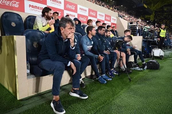 El entrenador del Villarreal, José Rojo Martín "Pacheta" (i). EFE/Andreu Esteban