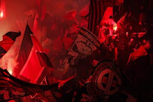 Aficionados del PSG encienden bengalas durante el partido de Liga de Campeones entre el Paris Saint-Germain y el AC Milan. EFE/EPA/CHRISTOPHE PETIT TESSON