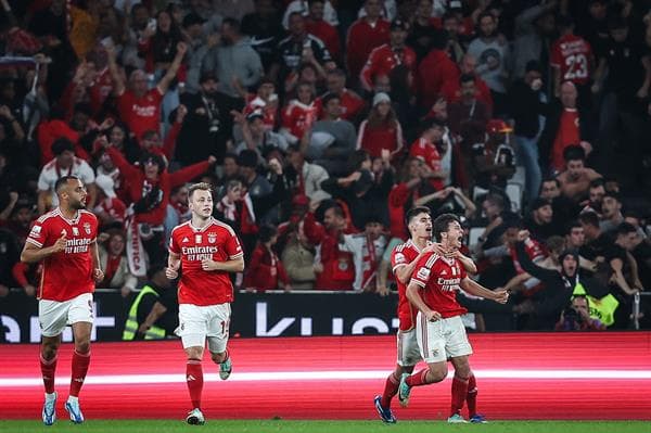 El jugador del Benfica Joao Neves (d) celebra su goldurante el partido de la Liga de Portugal que jugaron Benfica y Sporting Portugal en Lisboa.. EFE/EPA/RODRIGO ANTUNES