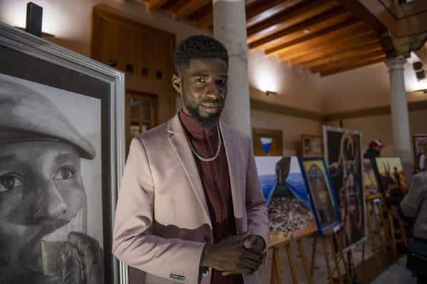 Aminou Aboubakar, un pintor camerunés afincado en Jaén que llegó a España a bordo de una patera hace cinco años posando en su estudio en la capital jiennense. EFE/José Manuel Pedrosa