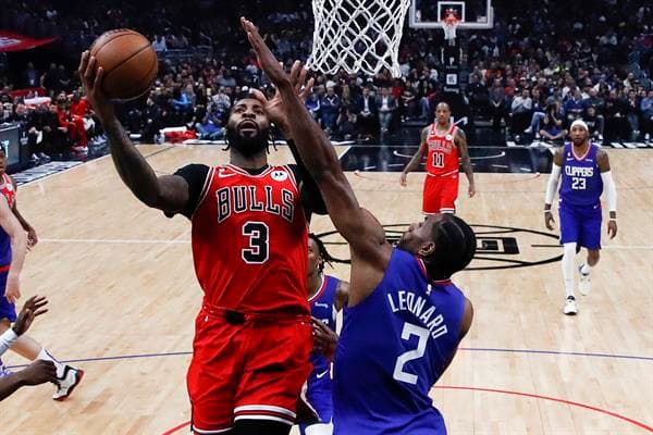 Fotografía de archivo en la que se registró a Andre Drummond (i), ala pívot de los Bulls de Chicago, quien rompió la barrera de los 10.000 rebotes en la NBA en el triunfo de su equipo 130-113 sobre los Jazz de Utah. EFE/Caroline Brehman