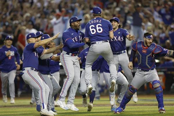 Los jugadores de los Texas Rangers celebran el título de la Serie Mundial, este 1 de noviembre de 2023. EFE/EPA/John G. Mabanglo